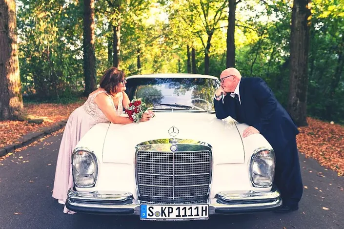 CHROMWELT Oldtimer Vermietung Stuttgart und Baden-Württemberg – Hochzeitsautos für Selbstfahrer oder mit Chauffeur.
